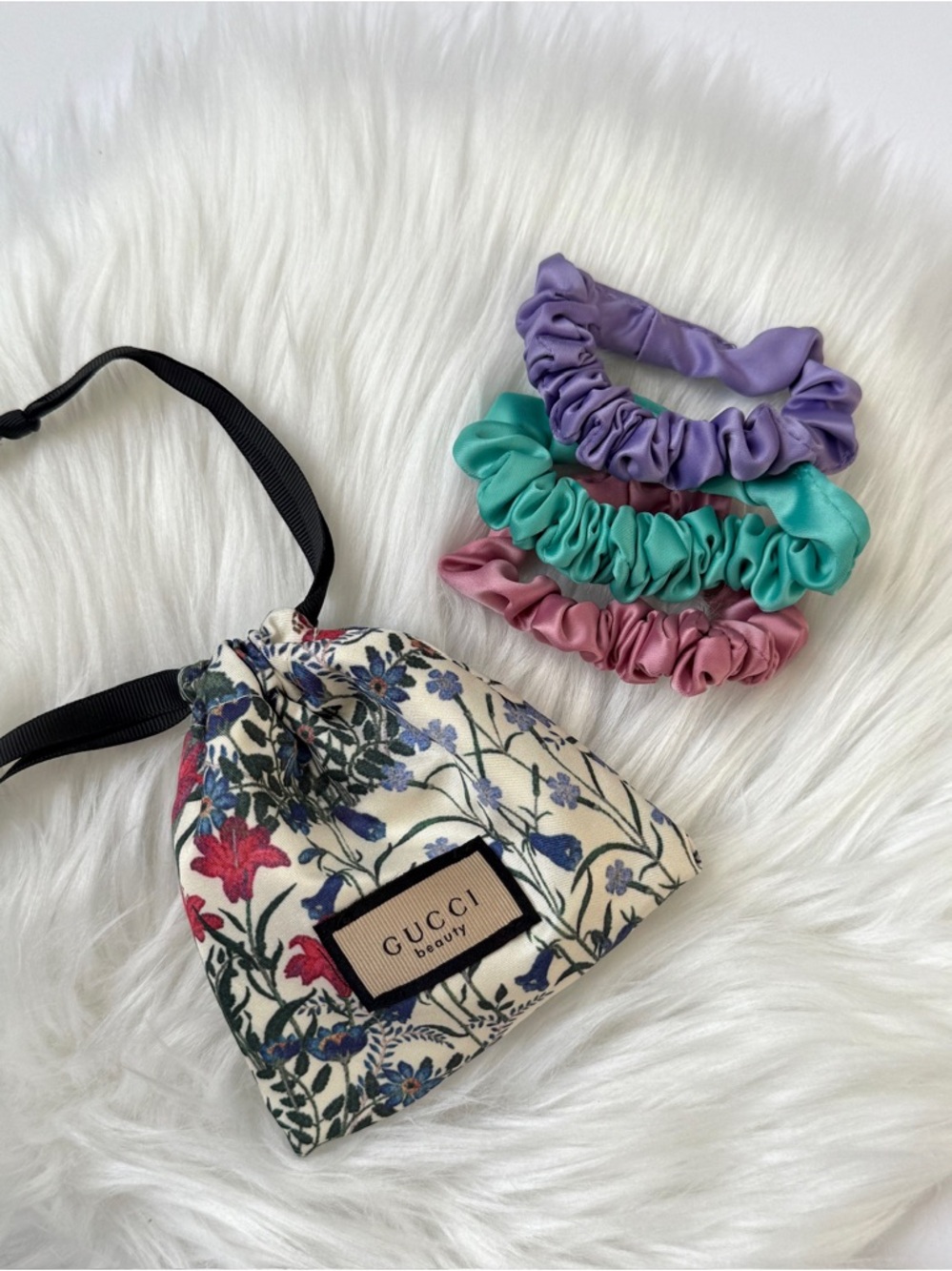 Gucci Beauty Satin Scrunchies set of 3 in floral dust mini bag New - Picture 1 of 6